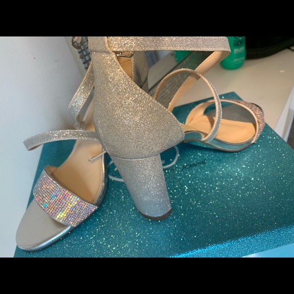 Silver Heels - Picture 4 of 4